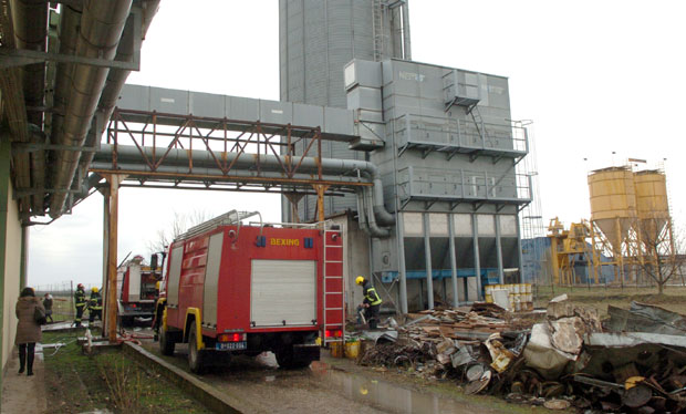 Угашен пожар у фабрици Тихос на Зрењанинском путу (ФОТО)